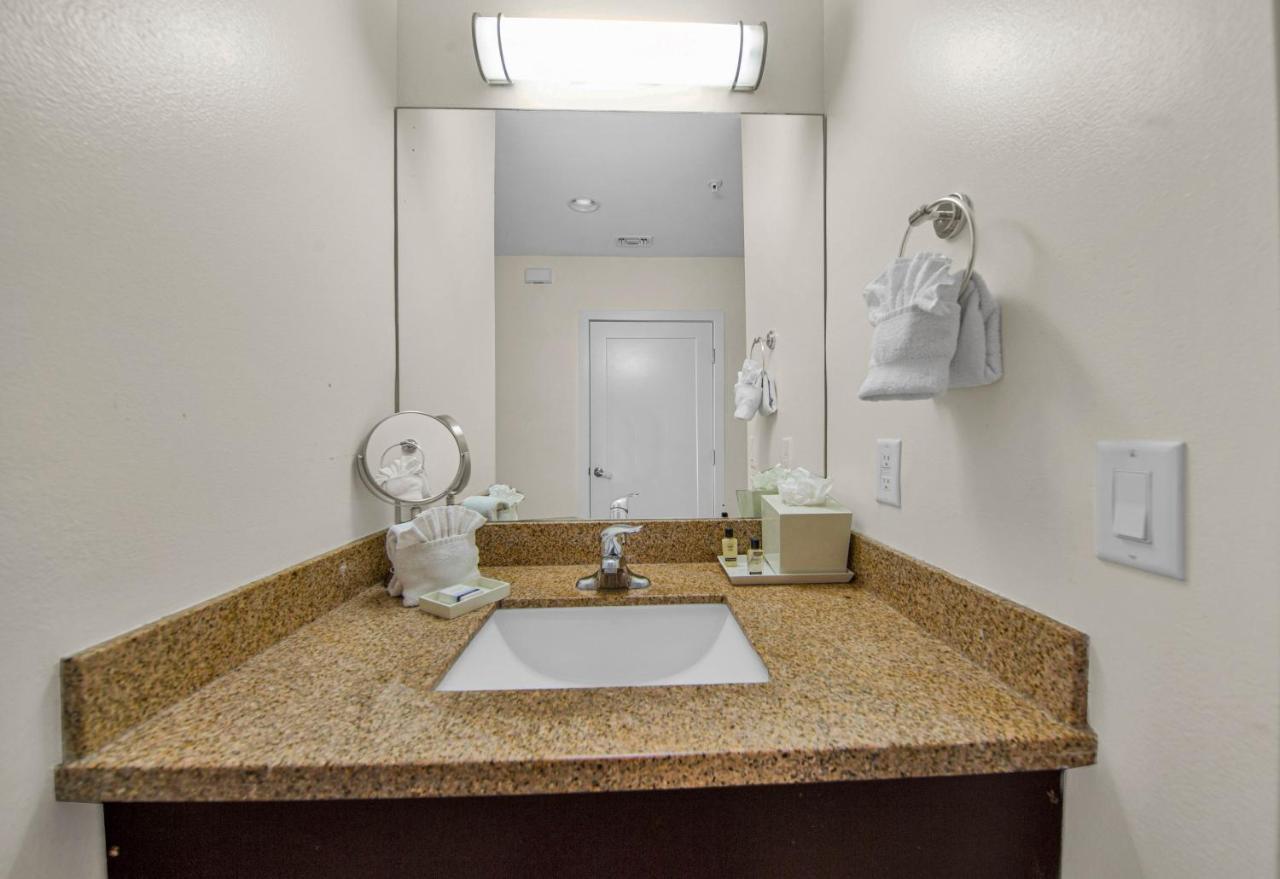 Deluxe King Room at Peninsula Island Resort & Spa - Beach Front Property at South Padre Island