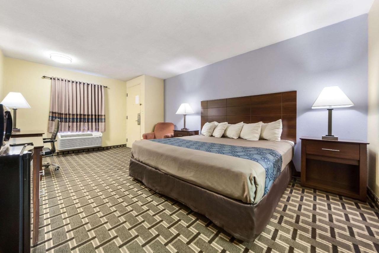 Standard King Room - Non-Smoking at Rodeway Inn Lincoln West - University Area