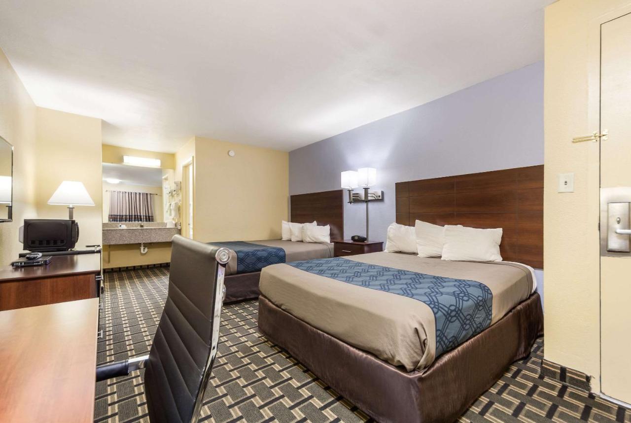 Standard Queen Room with Two Queen Beds - Non-Smoking at Rodeway Inn Lincoln West - University Area