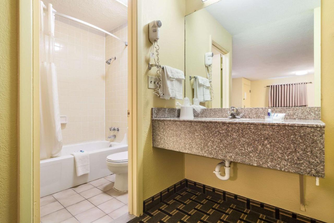 Standard King Room - Non-Smoking at Rodeway Inn Lincoln West - University Area
