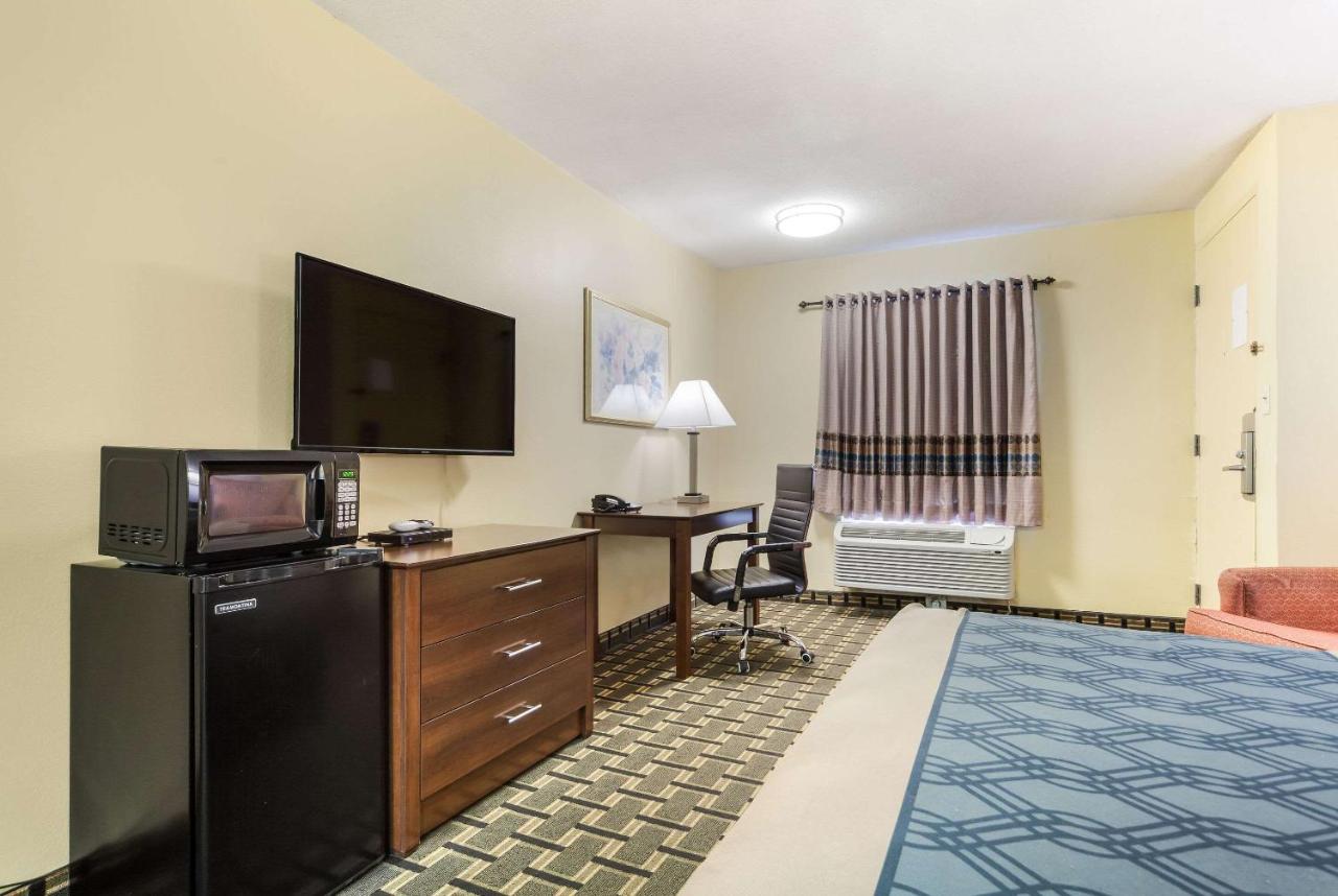 Standard King Room - Non-Smoking at Rodeway Inn Lincoln West - University Area