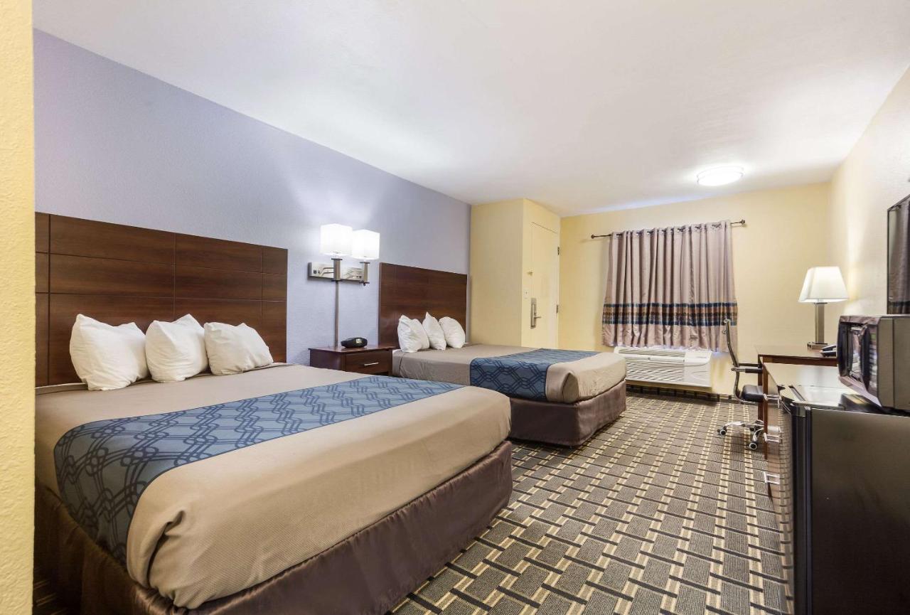 Standard Queen Room with Two Queen Beds - Non-Smoking at Rodeway Inn Lincoln West - University Area