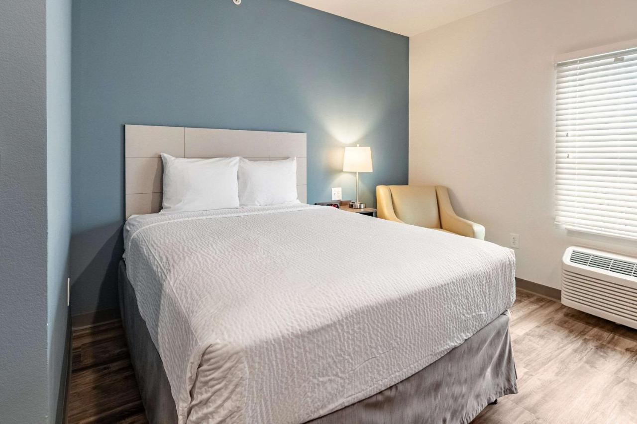 Standard Queen Room - Non-Smoking at WoodSpring Suites Indianapolis Zionsville
