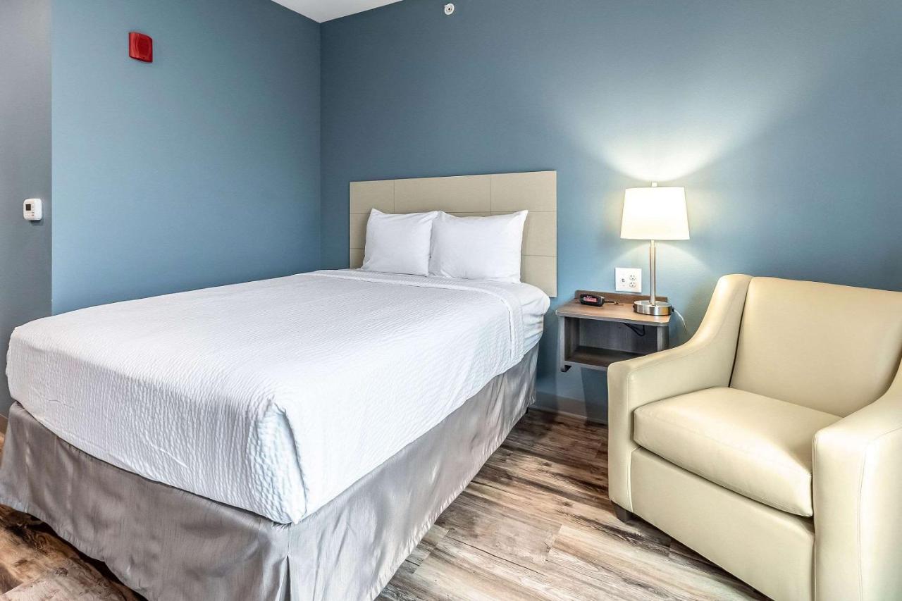 Standard Queen Room - Non-Smoking at WoodSpring Suites Indianapolis Zionsville