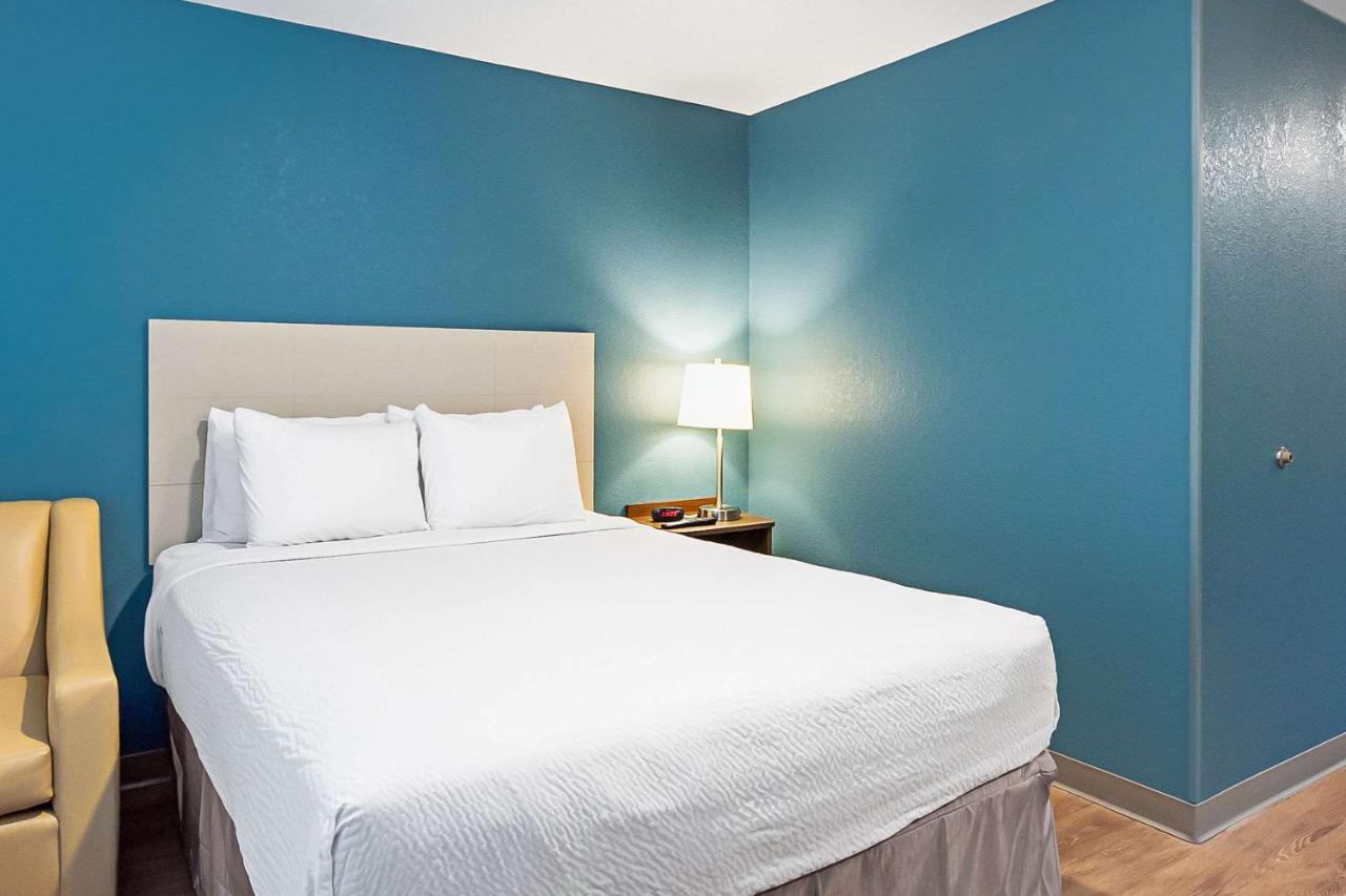 Standard Queen Room - Non-Smoking at WoodSpring Suites Reno Sparks