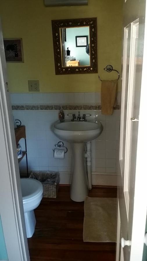 | Burbank Rose Inn Bed & Breakfast