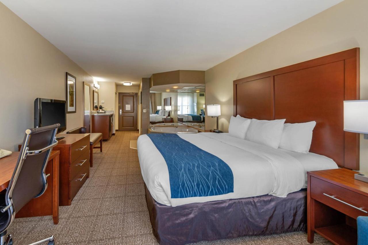 King Suite with Whirlpool - Non-Smoking at Comfort Inn & Suites Northern Kentucky