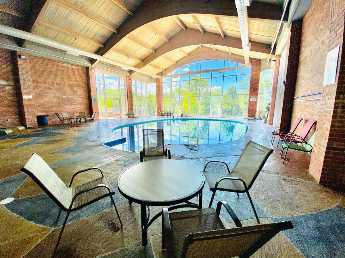 | Southern Oaks Inn Near IMAX