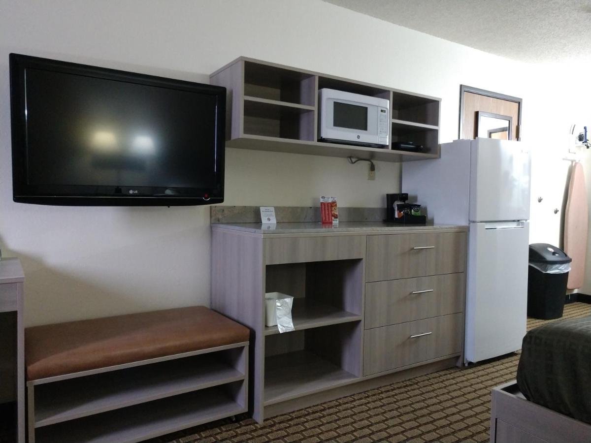 Queen Room at Park Inn by Radisson Maryville