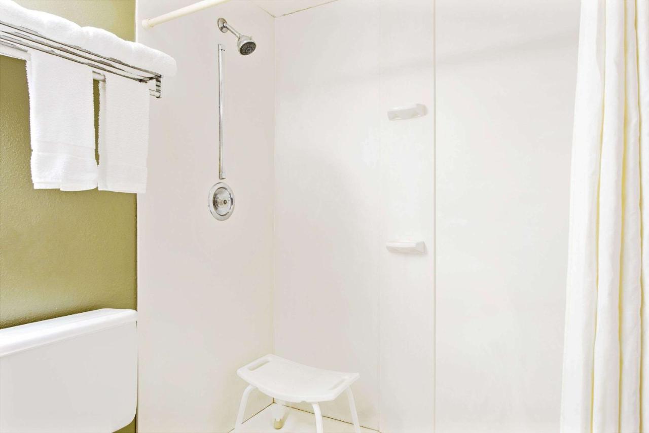 Queen Room - Disability Access - Non-Smoking at Super 8 by Wyndham Eureka/Six Flags Nearby