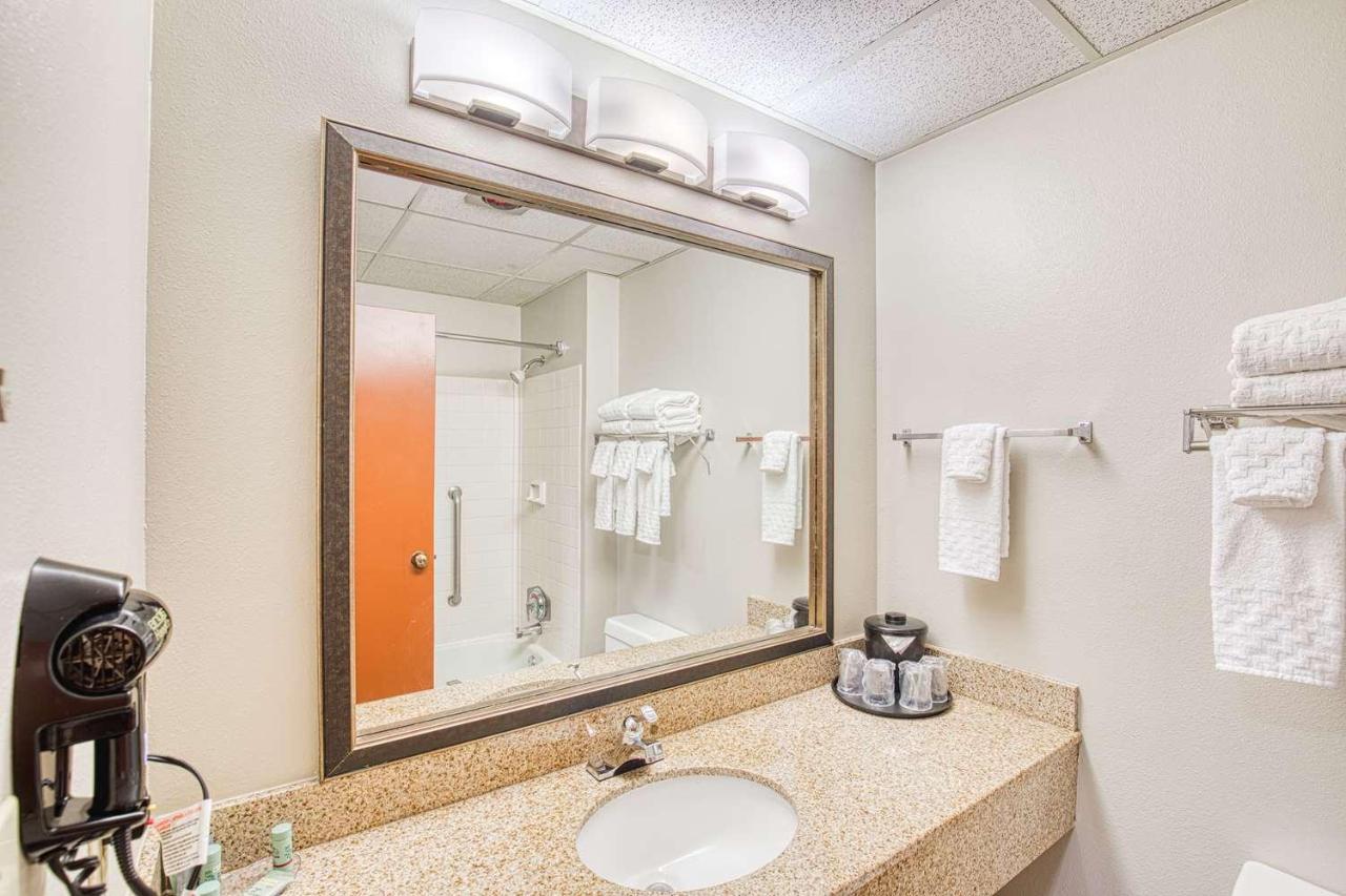King Room - Poolside at Best Western Green Valley Inn