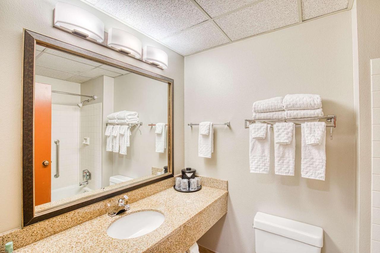 King Room - Poolside at Best Western Green Valley Inn