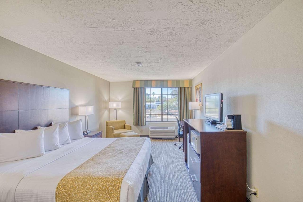 King Room with Roll-In Shower - Disability Access at Best Western Green Valley Inn