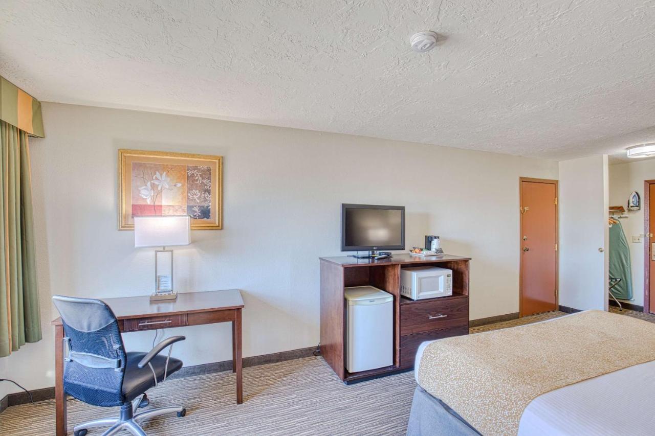 King Room - Poolside at Best Western Green Valley Inn