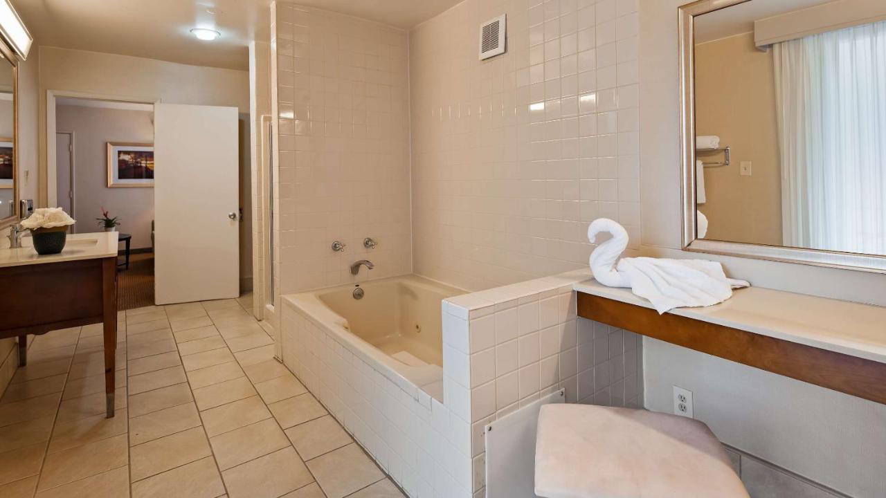 Queen Suite with Jacuzzi at Best Western Royal Palace Inn & Suites