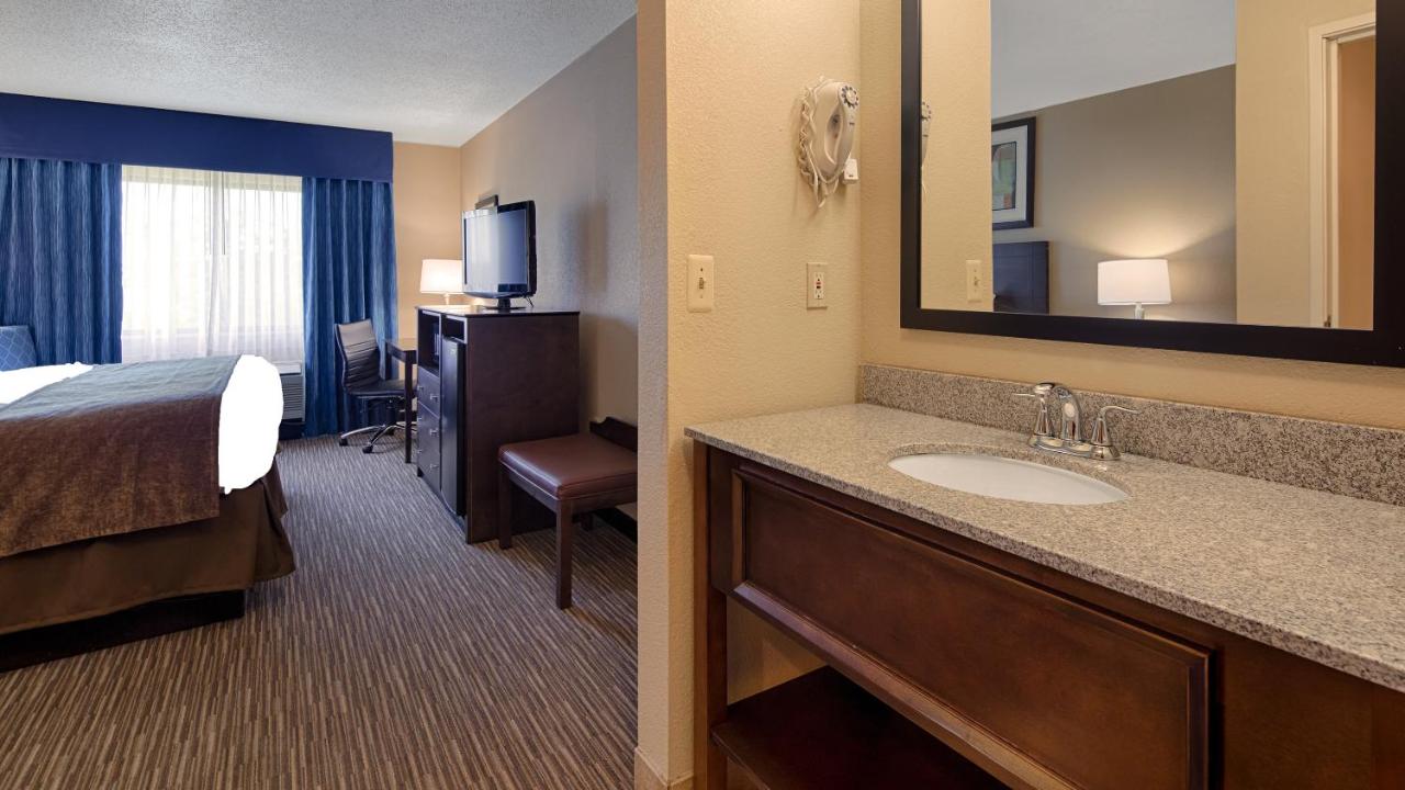 King Room with River View - Non smoking at Best Western Port Huron Blue Water Bridge