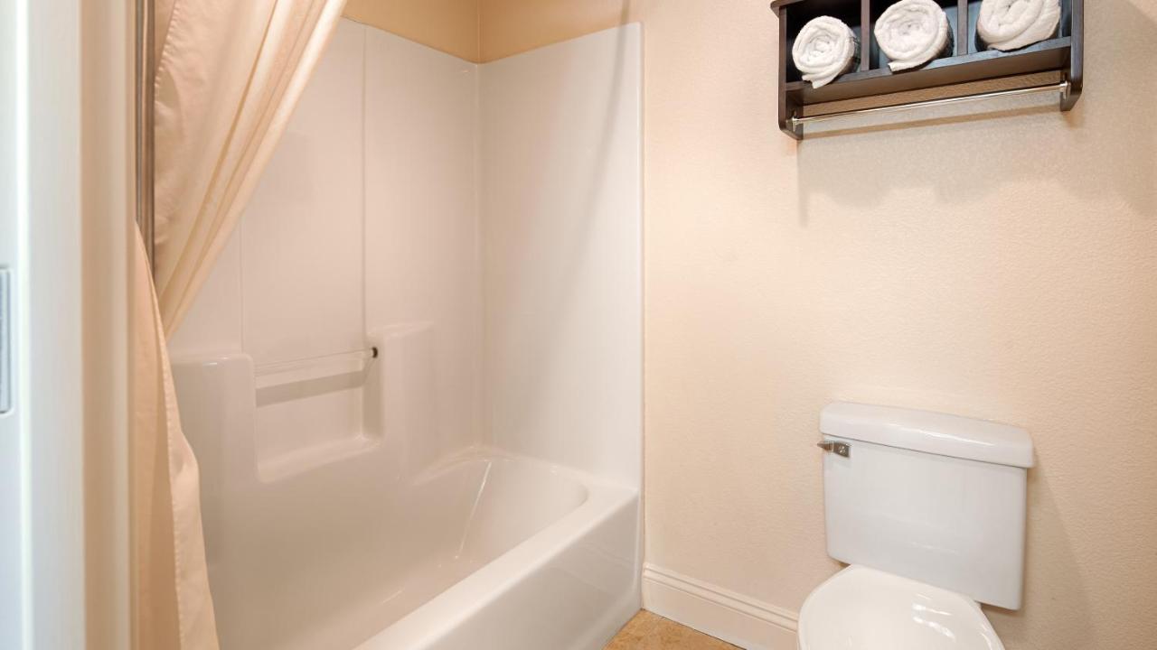 King Suite with River View at Best Western Port Huron Blue Water Bridge
