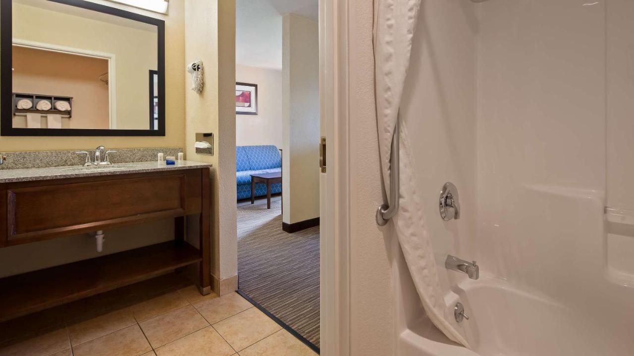 King Suite with River View at Best Western Port Huron Blue Water Bridge