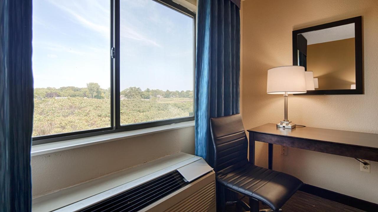 King Suite with River View at Best Western Port Huron Blue Water Bridge