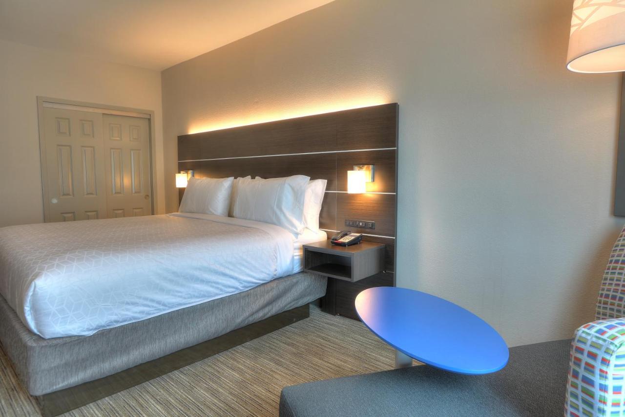 King Room at Holiday Inn Express Hotel & Suites Mobile/Saraland by IHG