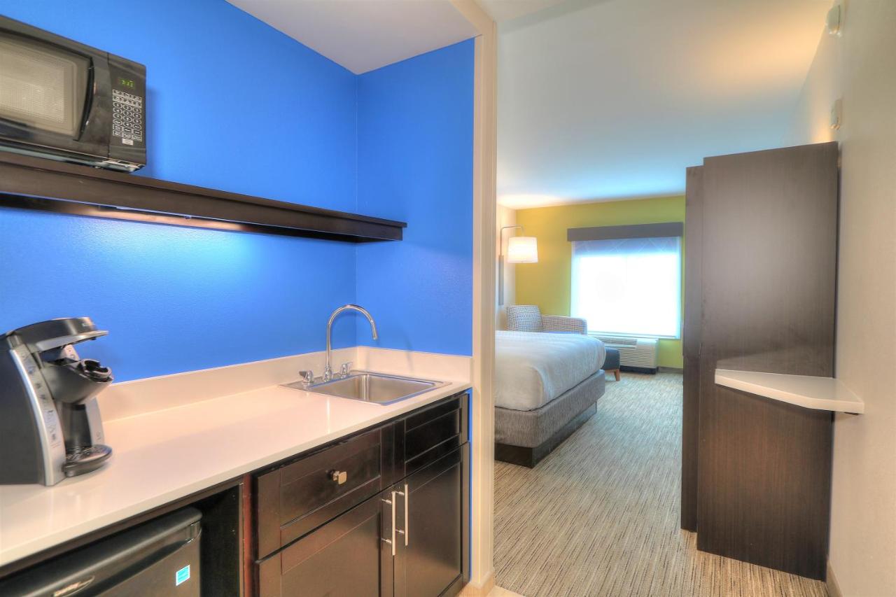 King Room at Holiday Inn Express Hotel & Suites Mobile/Saraland by IHG
