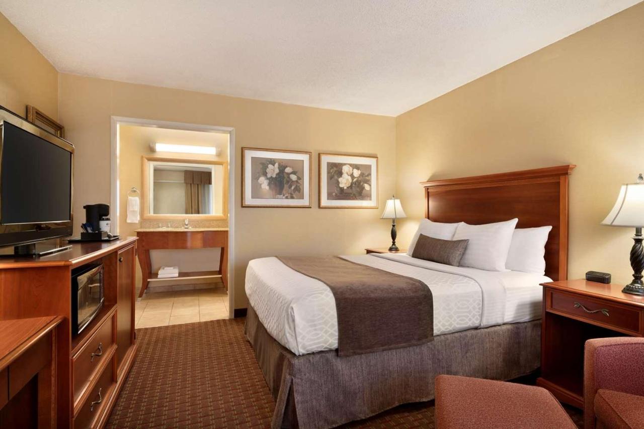 Queen Room - Non-Smoking at Baymont by Wyndham Culpeper