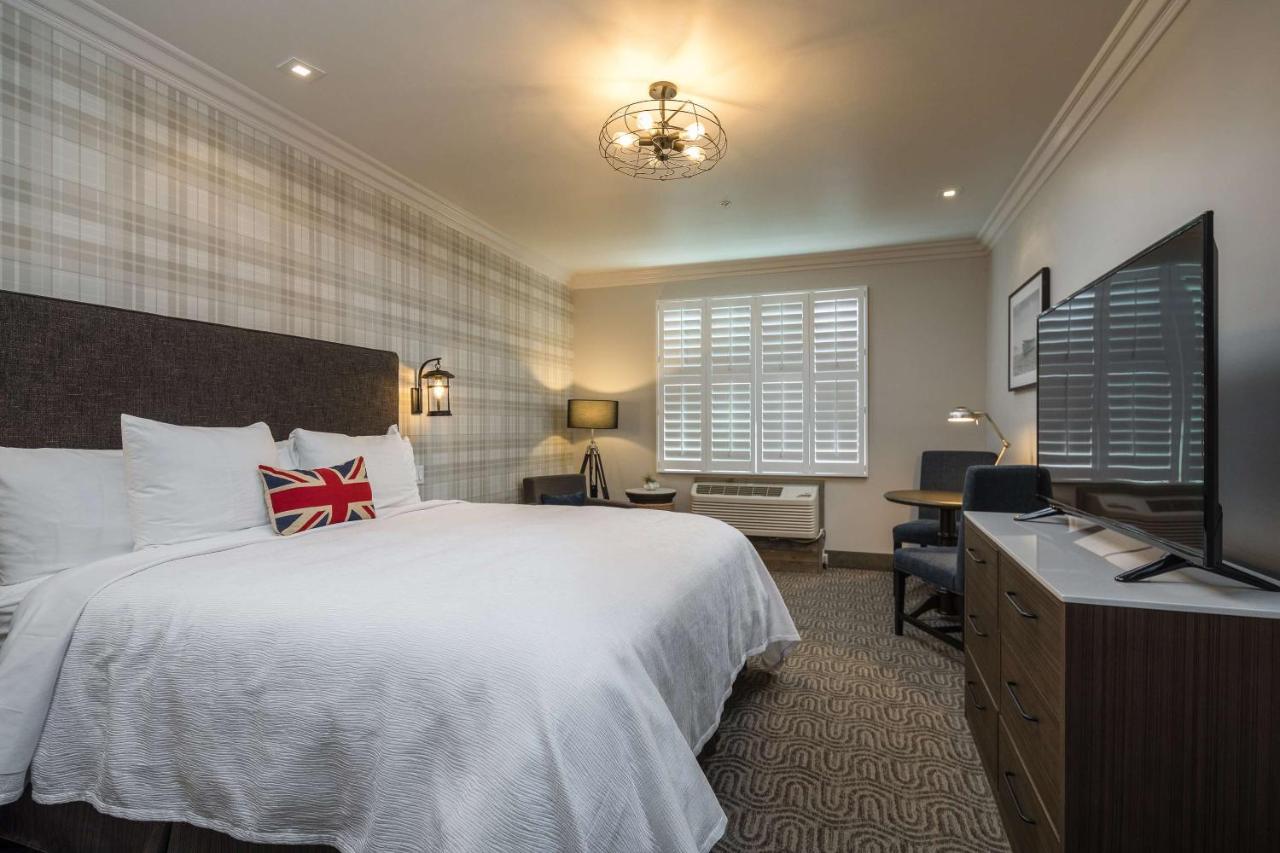 King Room with Roll-In Shower - Disability Access at Aristocrat Hotel, BW Signature Collection