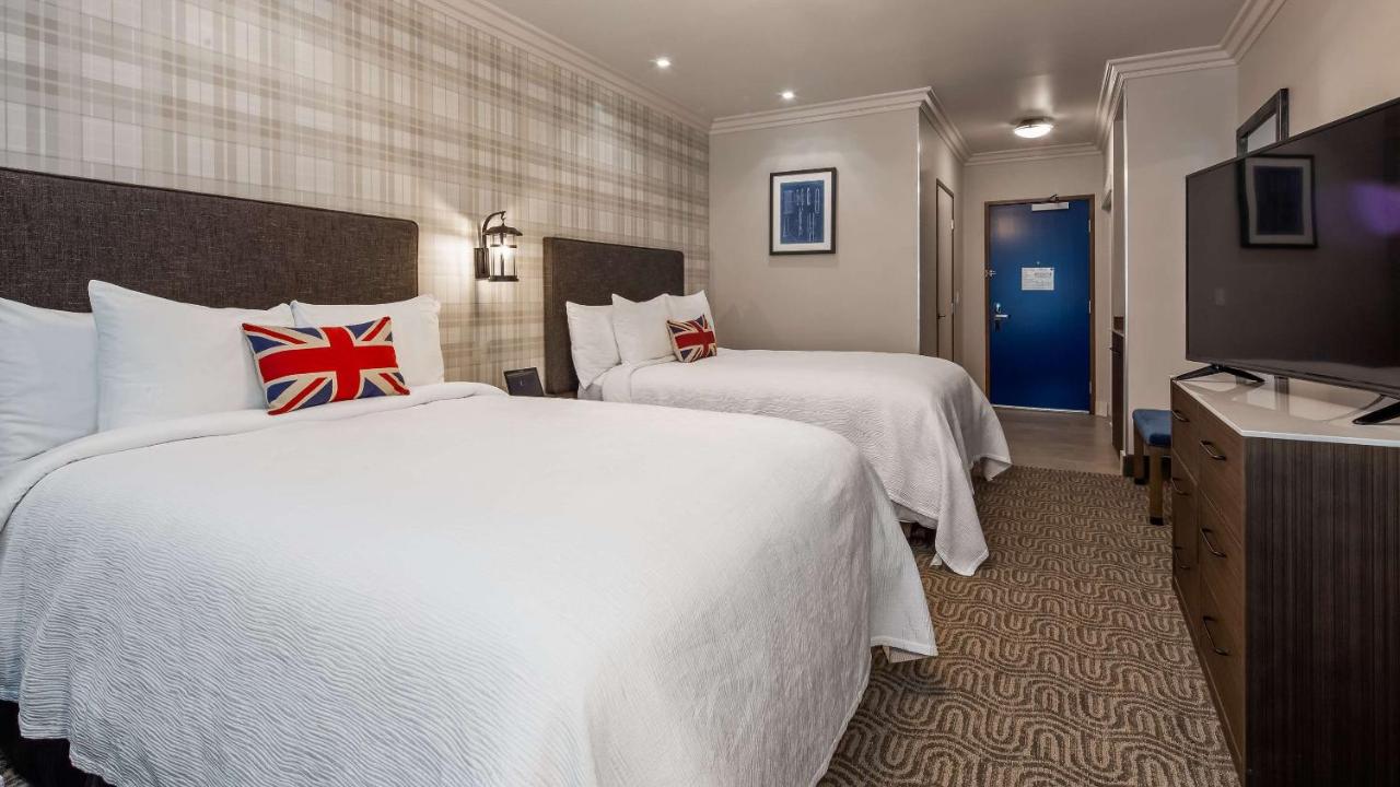 Queen Room with Two Queen Beds at Aristocrat Hotel, BW Signature Collection