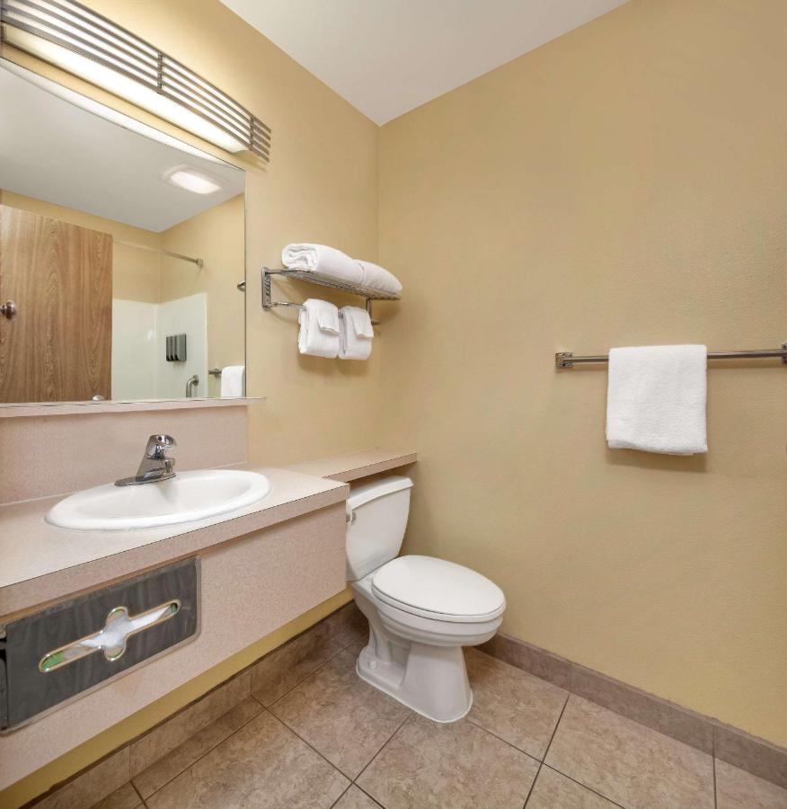 Queen Room with Bathtub and Kitchen - Disability Access at Executive Residency by Best Western Navigator Inn & Suites