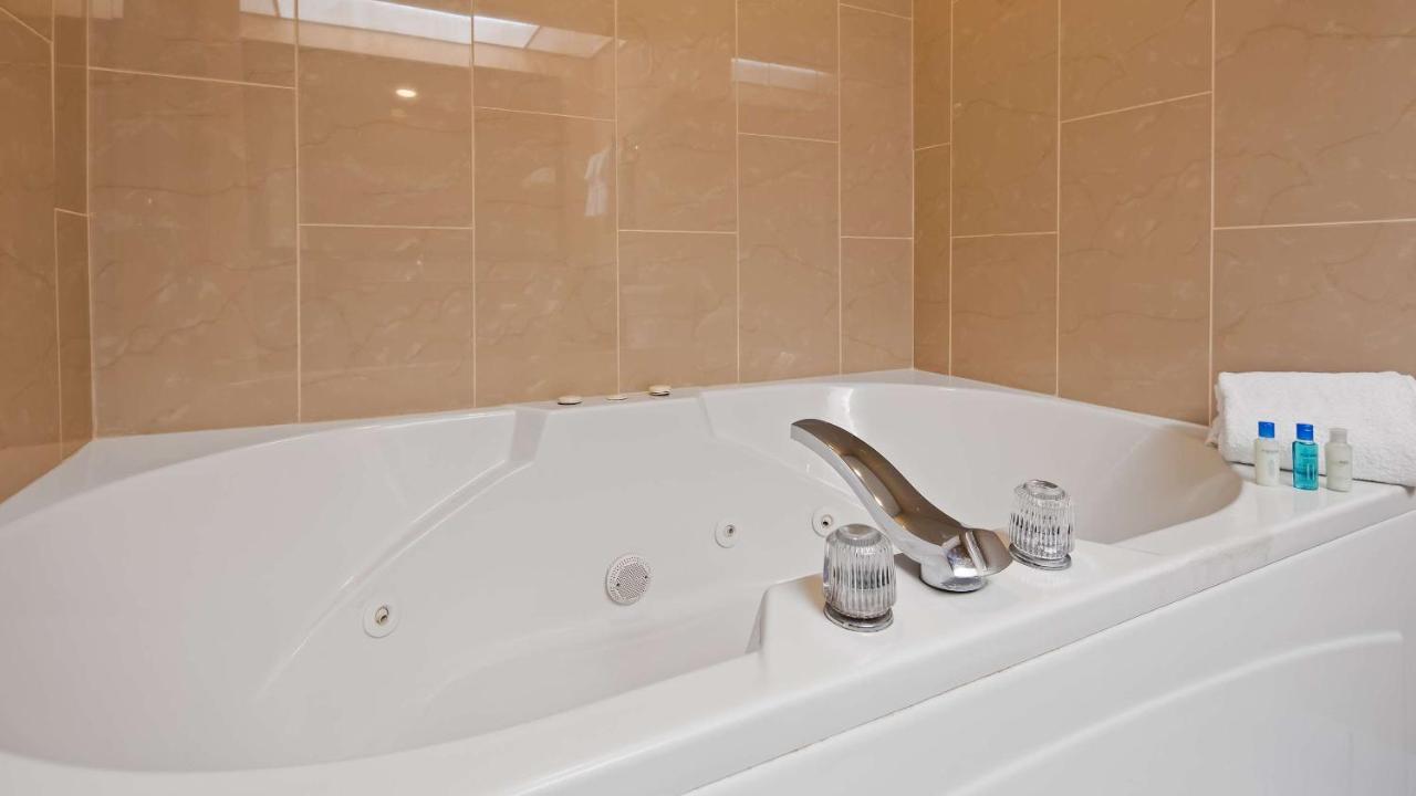 | Best Western Plaza Hotel Saugatuck