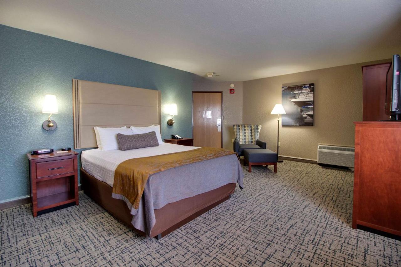 Queen Room with Bath Tub - Disability Access at Best Western Harbour Pointe Lakefront