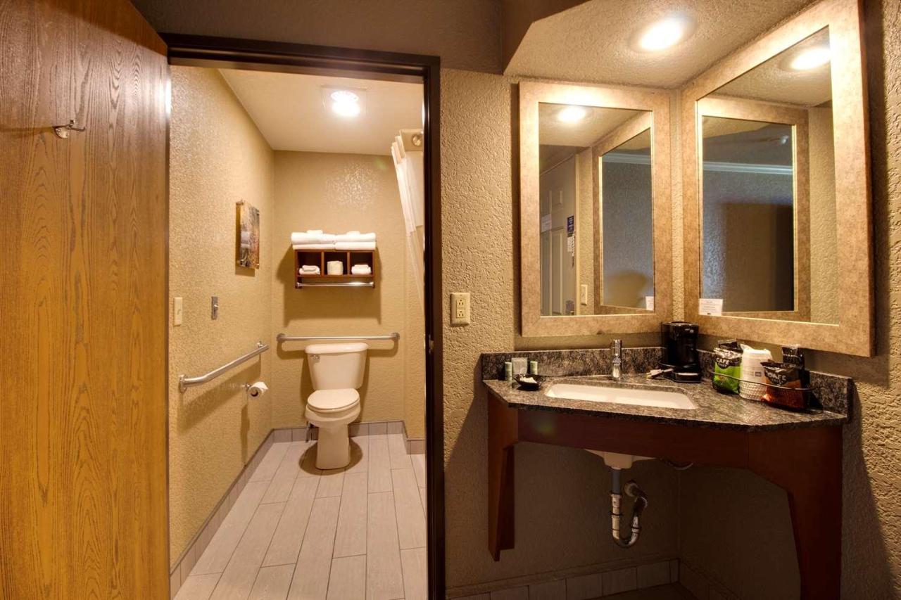 Queen Room with Two Queen Beds and Bath Tub - Disability Access at Best Western Harbour Pointe Lakefront