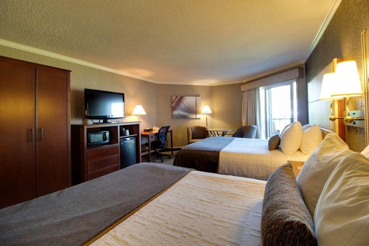 Queen Room with Two Queen Beds and Bath Tub - Disability Access at Best Western Harbour Pointe Lakefront