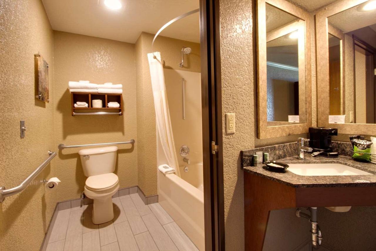 Queen Room with Two Queen Beds and Bath Tub - Disability Access at Best Western Harbour Pointe Lakefront