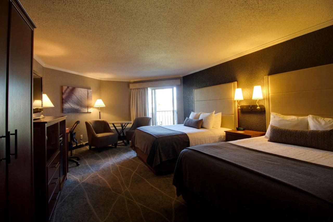 Queen Room with Two Queen Beds and Bath Tub - Disability Access at Best Western Harbour Pointe Lakefront