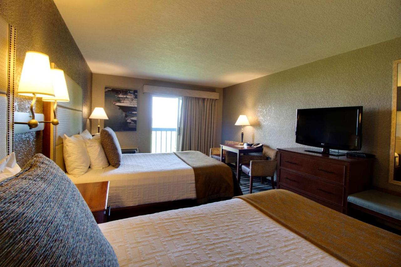 Two Double Beds with Balcony at Best Western Harbour Pointe Lakefront