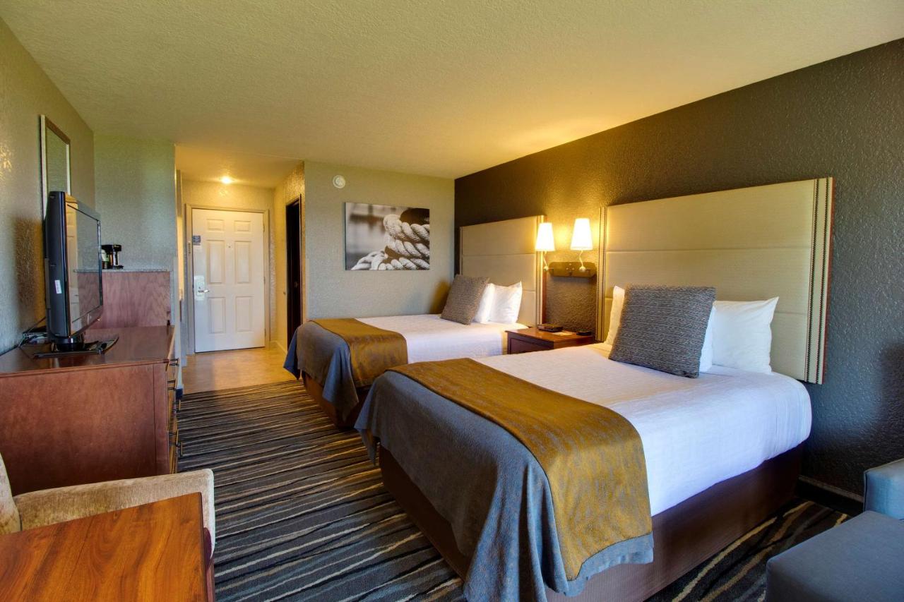 Two Double Beds with Balcony at Best Western Harbour Pointe Lakefront