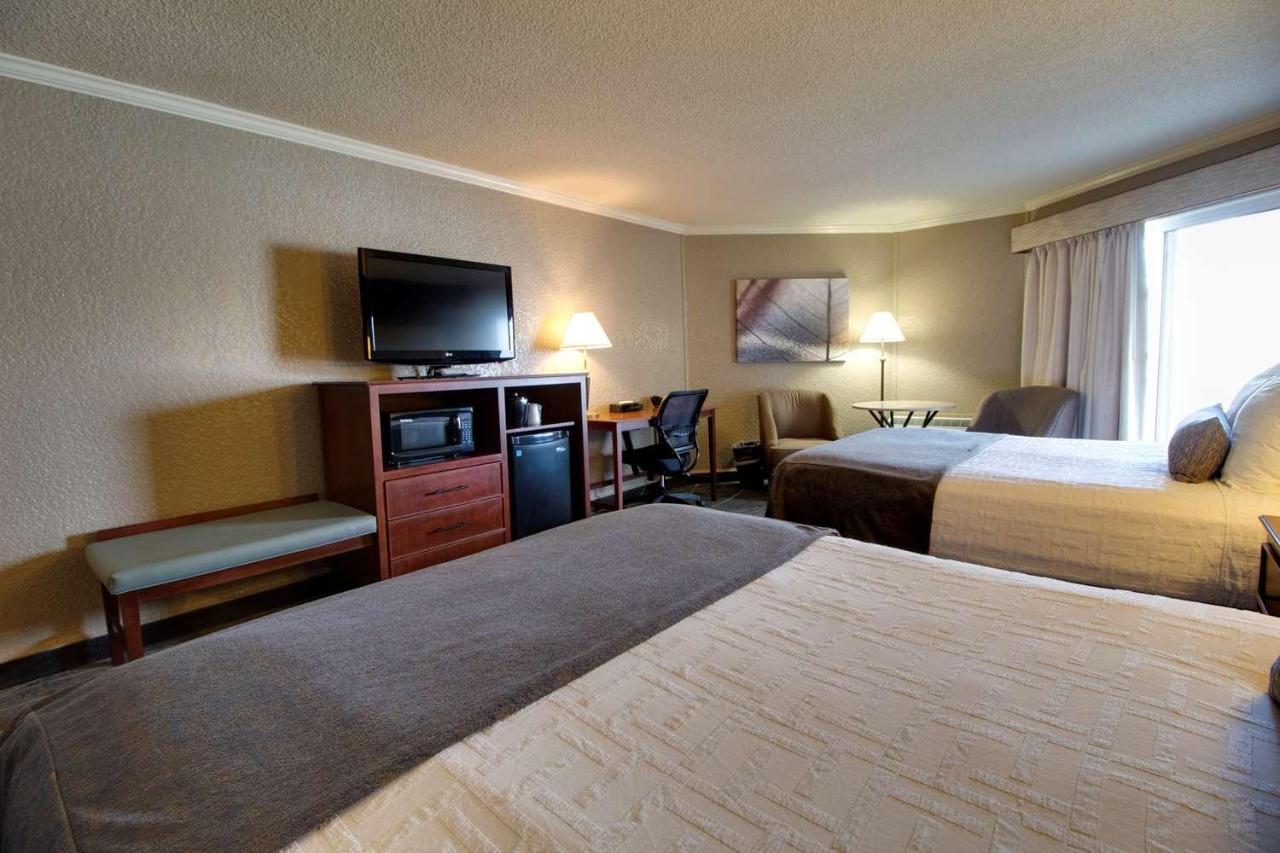 Two Queen Beds with Balcony - Partial Lake View at Best Western Harbour Pointe Lakefront
