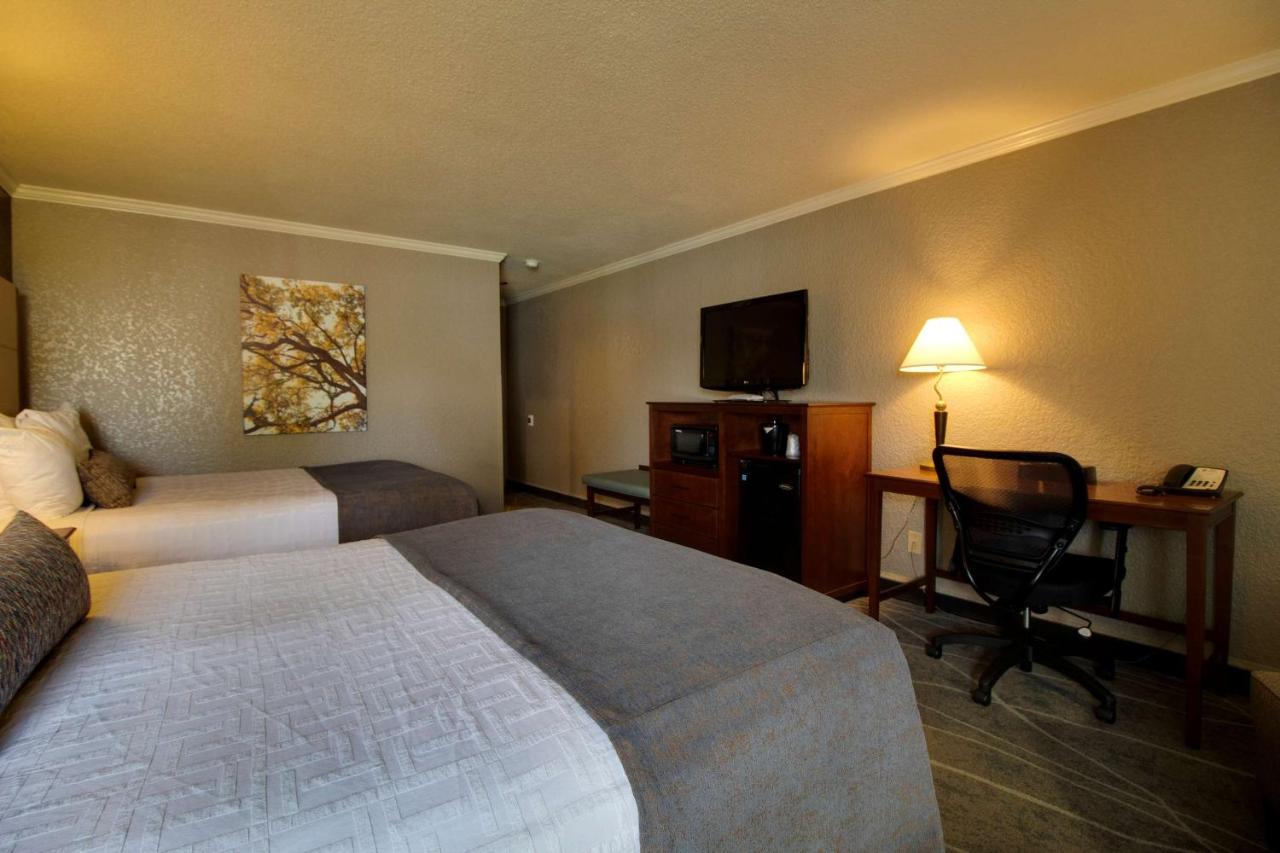 Two Queen Beds with Balcony - Partial Lake View at Best Western Harbour Pointe Lakefront