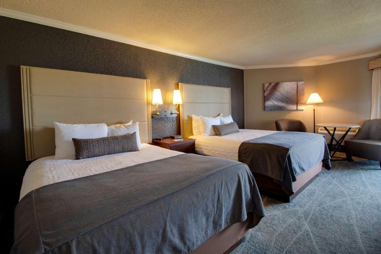 Two Queen Beds with Balcony - Partial Lake View at Best Western Harbour Pointe Lakefront