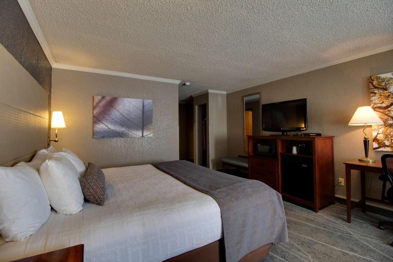 King Room at Best Western Harbour Pointe Lakefront