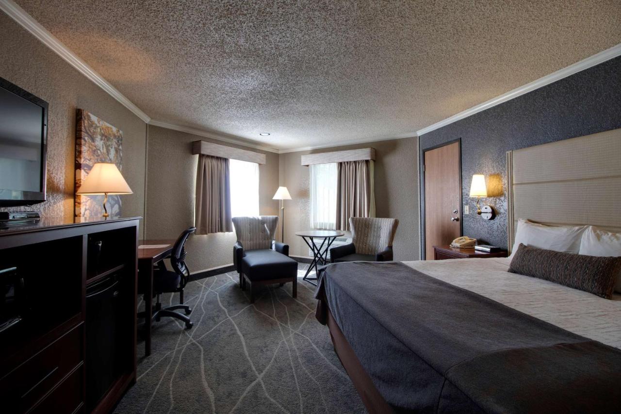 King Room at Best Western Harbour Pointe Lakefront