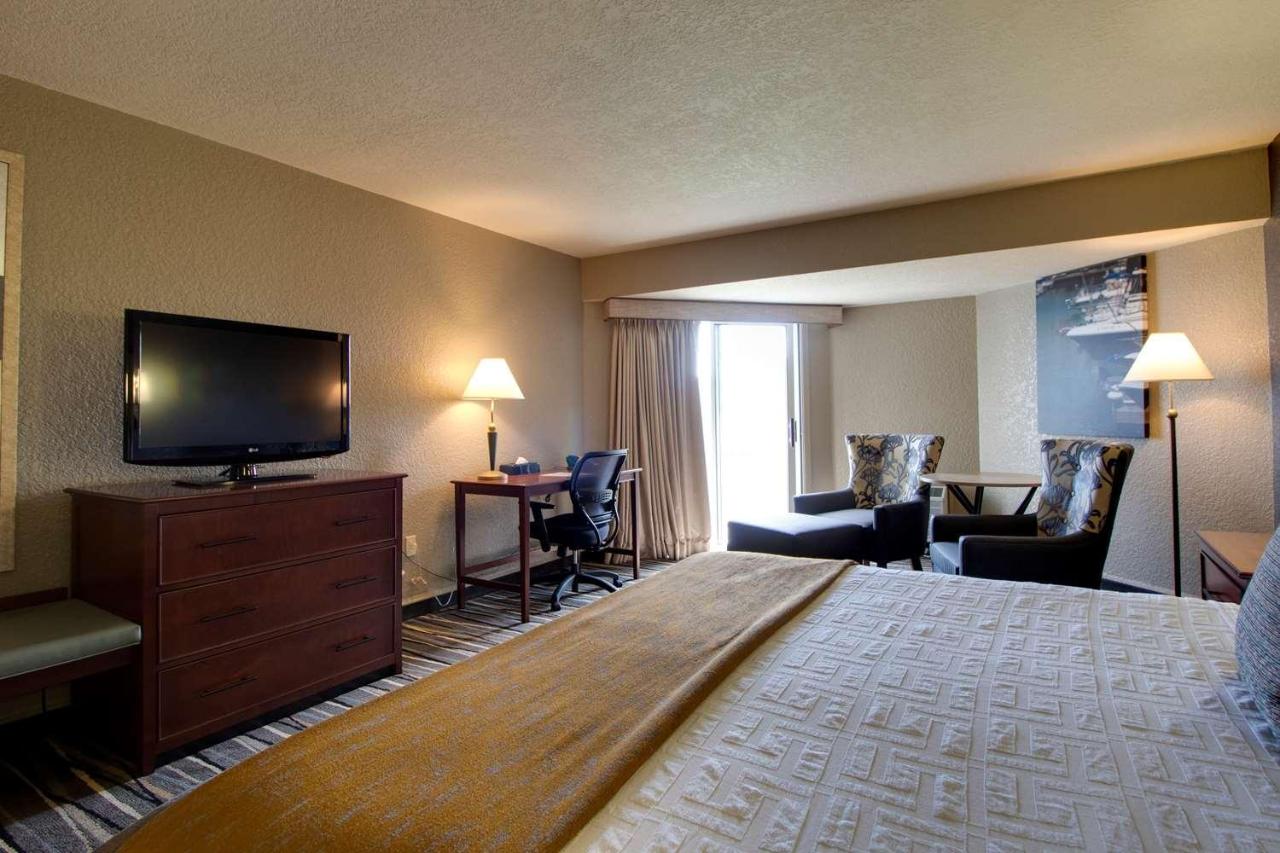 King Room with Balcony - Partial Lake View at Best Western Harbour Pointe Lakefront