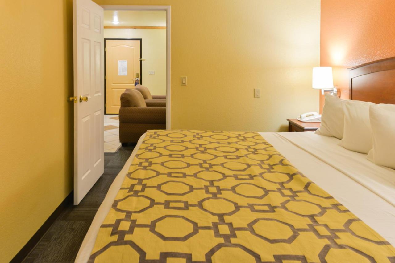 1 King Bed and 2 Queen Beds, One-Bedroom Suite, Non-Smoking at Baymont by Wyndham Garden of the Gods / Colorado Springs
