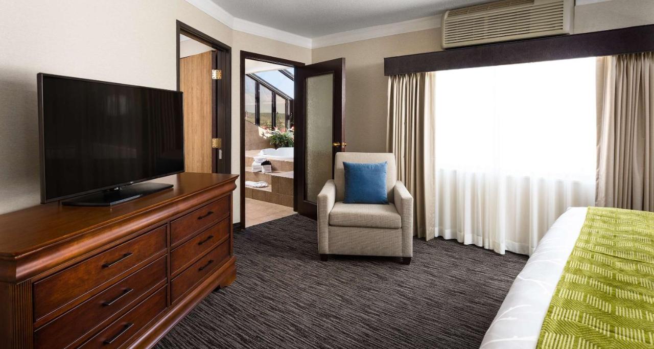 King Suite with Living Area at Best Western Plus Landmark Inn