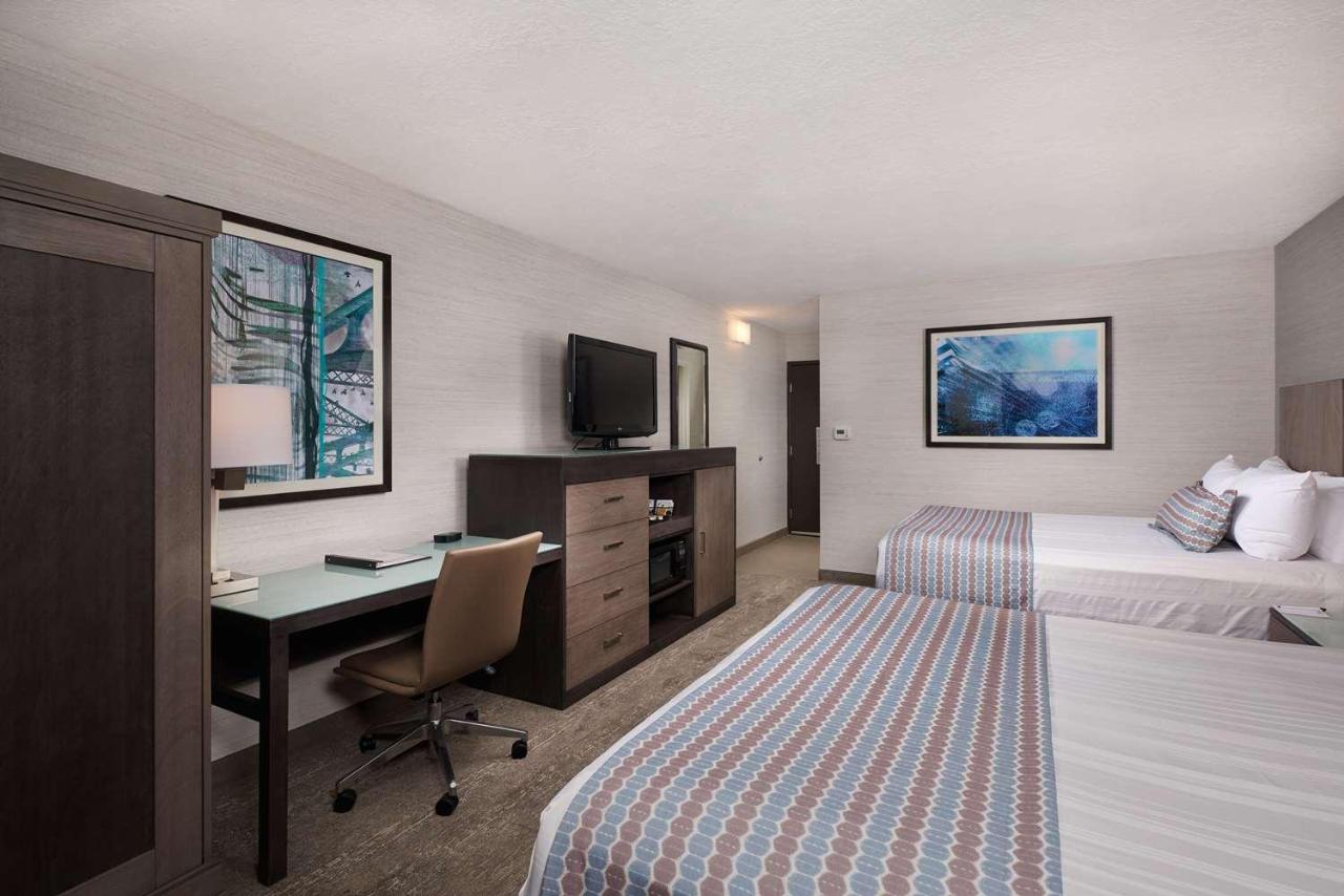 Queen Room with Two Queen Beds with Ocean View and Bath Tub - Disability Access at Best Western Plus Agate Beach Inn