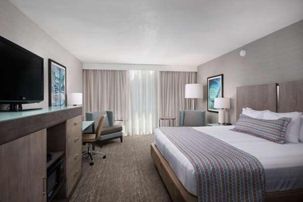 Queen Room with Hillside View and Bath Tub - Disability Access at Best Western Plus Agate Beach Inn