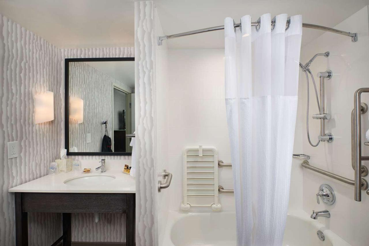 Queen Room with Hillside View and Bath Tub - Disability Access at Best Western Plus Agate Beach Inn