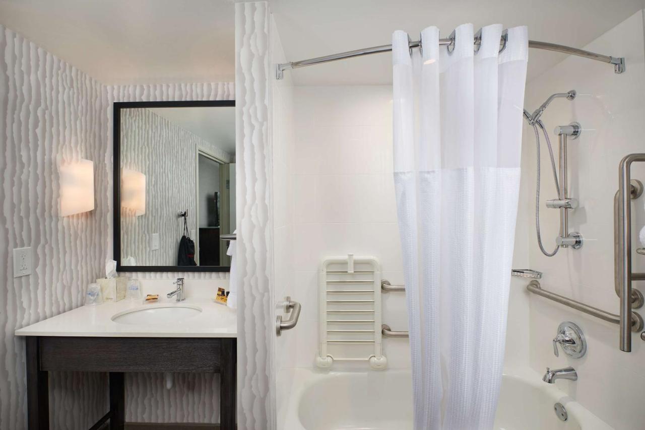 Queen Room with Hillside View and Bath Tub - Disability Access at Best Western Plus Agate Beach Inn
