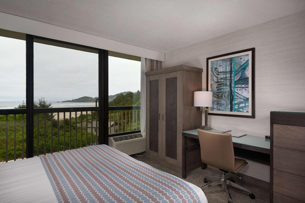 King Room with Ocean View and Bath Tub - Disability Access at Best Western Plus Agate Beach Inn